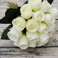 Bouquet de roses artificielles