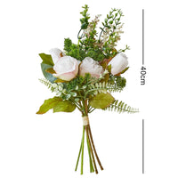 Composition florale de roses artificielles